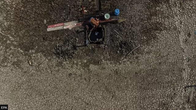 خشکسالی آمازون به روایت تصویر؛ قایقهای بهگِل نشسته و ماهیهای مرده