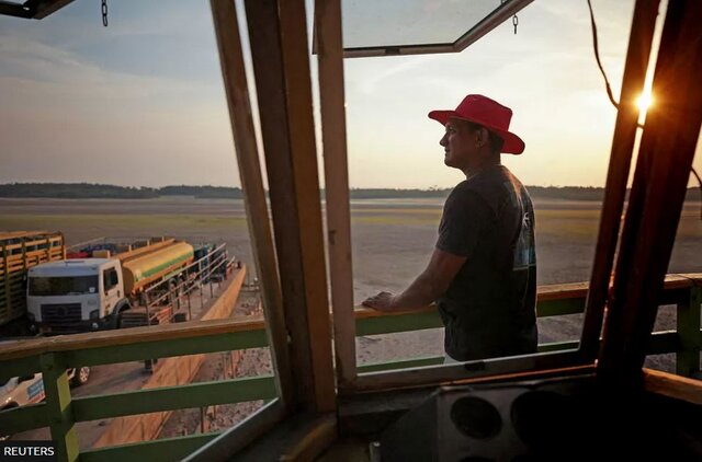 خشکسالی آمازون به روایت تصویر؛ قایقهای بهگِل نشسته و ماهیهای مرده