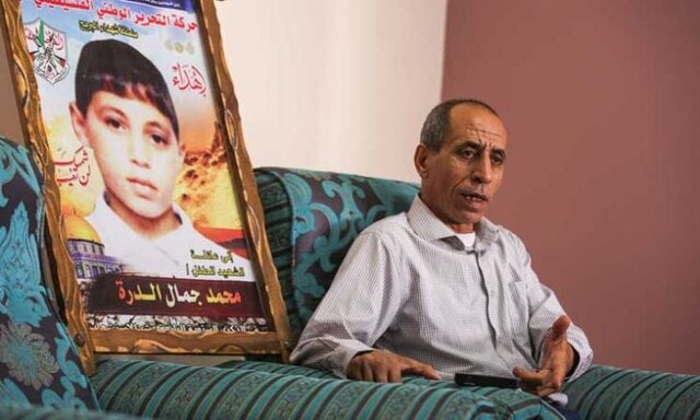 وداع پدر محمد الدره با پیکر برادران شهیدش در غزه