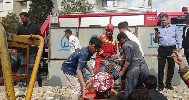 نجات کارگر ۳۷ ساله معلق در ارتفاع ۱۴ متری توسط آتش‌نشانان کاشان