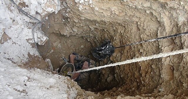 نجات کارگر محبوس در عمق چاهی در تهران