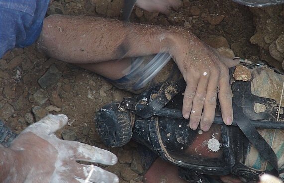 نجات کارگر محبوس در عمق چاهی در تهران