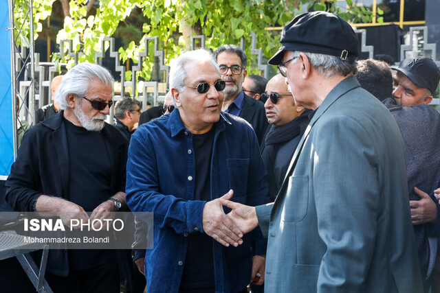 گزارشی از وداع با داریوش مهرجویی و همسرش در صبح پاییزی تهران + ویدیو و عکس