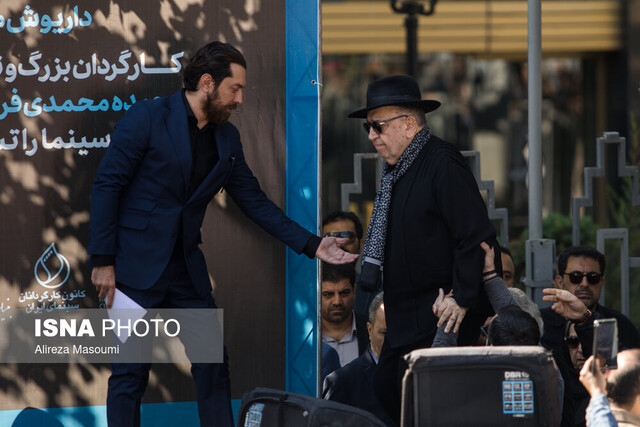 گزارشی از وداع با داریوش مهرجویی و همسرش در صبح پاییزی تهران + ویدیو و عکس