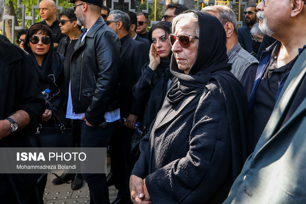 مراسم تشییع و خاکسپاری داریوش مهرجویی +عکس حاضران https://cdn.isna.ir/d/2023/10/18/4/62769345.jpg?ts=1697619999648