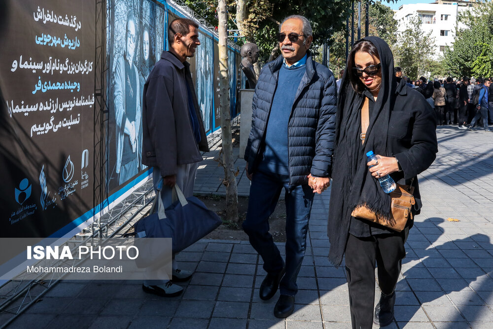 مراسم تشییع و خاکسپاری داریوش مهرجویی +عکس حاضران https://cdn.isna.ir/d/2023/10/18/4/62769388.jpg?ts=1697620148983