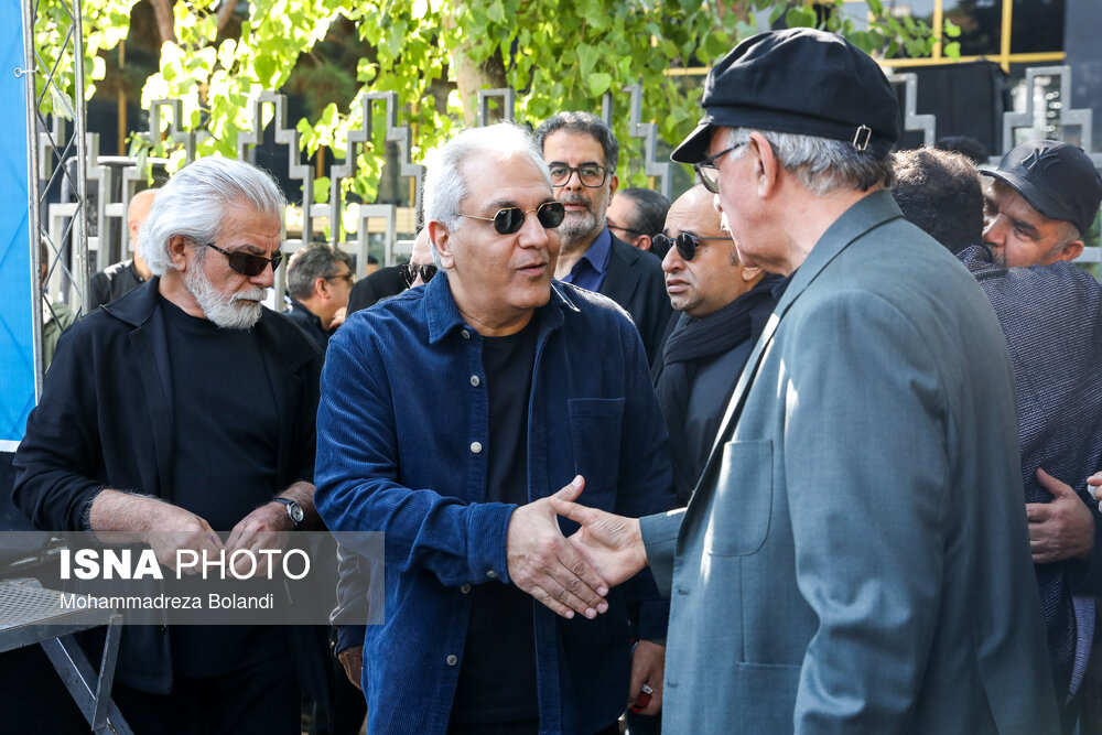 مراسم تشییع و خاکسپاری داریوش مهرجویی +عکس حاضران https://cdn.isna.ir/d/2023/10/18/4/62769393.jpg?ts=1697620261420