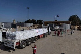 ورود کامیون‌های حامل کمک به گذرگاه رفح بعد از هفته‌ها محاصره غزه