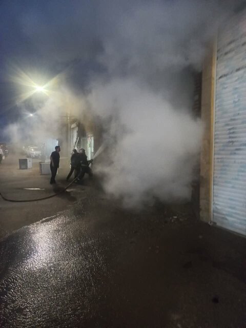 عکس مربوط به محل حادثه است اطفاء حریق در راسته آهنفروشان همدان