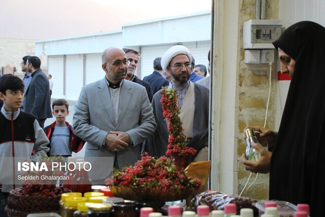 افتتاح نمایشگاه محصولات و عکس زرشک در بیرجند