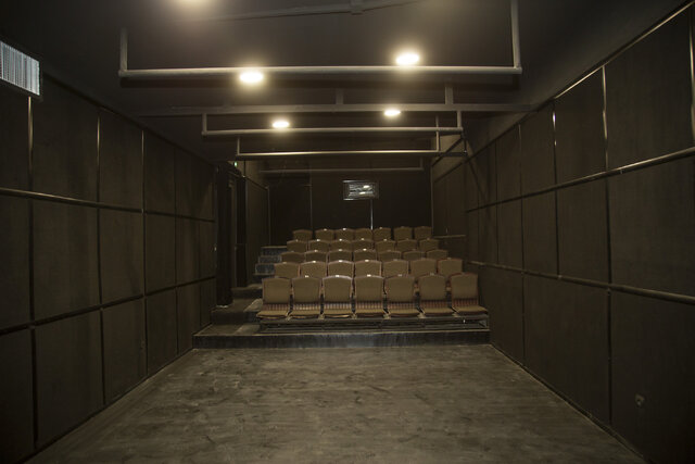 گزارشی از یک تماشاخانه خاص