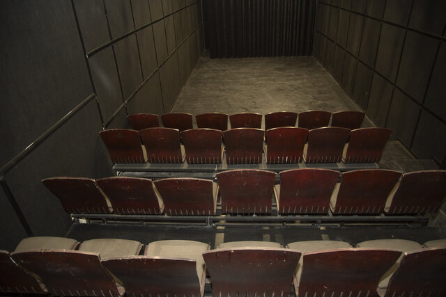 گزارشی از یک تماشاخانه خاص