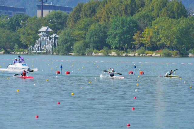 قایقرانان پاراکانو به احترام شهدا با بازوبند مشکی روی سکو رفتند قایقرانان پاراکانو به احترام شهدا با بازوبند مشکی روی سکو رفتند