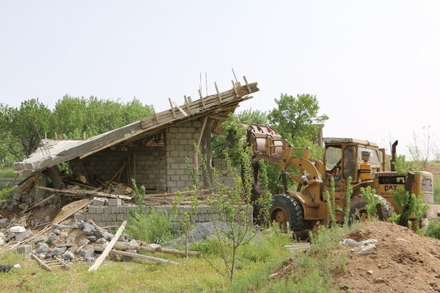 عکس تزئینی ست تخریب دوباب ساختمان غیرمجاز در اراضی زراعی شهمیرزاد