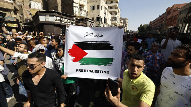گاردین: غزه بمباران می‌شود، آتش خشم جهان عرب شعله‌ور است