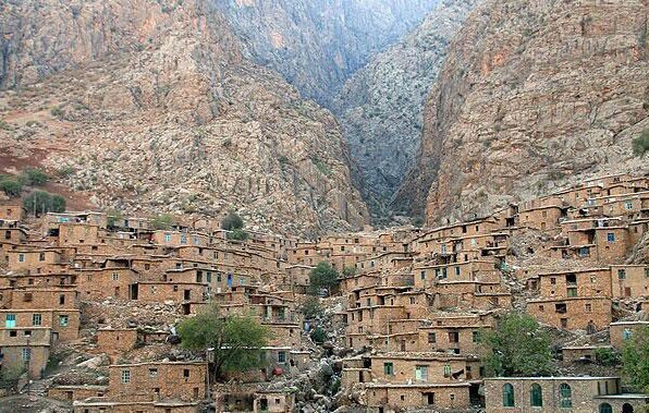 رویاییترین زمین فوتبال ایران را در کردستان ببینید