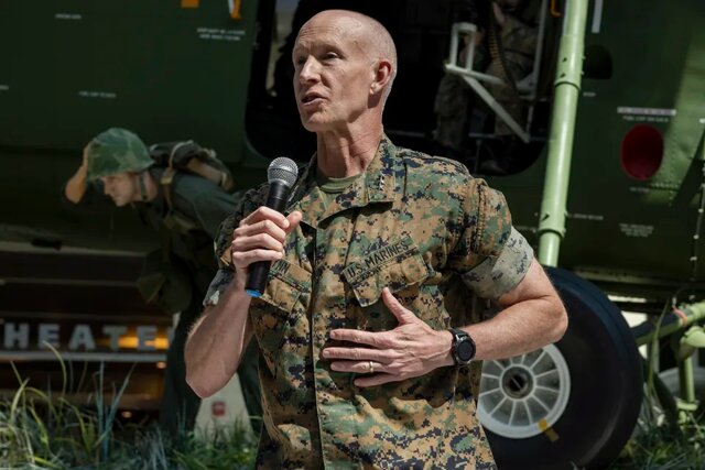 ژنرال جیمز گلین، ژنرال تفنگداران دریایی آمریکا و خبره در جنگ شهری پنتاگون نیروهای دفاعی و مشاوران خود را به خاورمیانه میفرستد