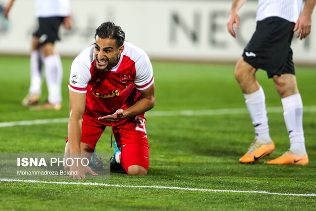 حاشیههای دیدار پرسپولیس-استقلال/ درگیری مدافع و مهاجم سرخها حاشیههای دیدار پرسپولیس-استقلال/ درگیری مدافع و مهاجم سرخها