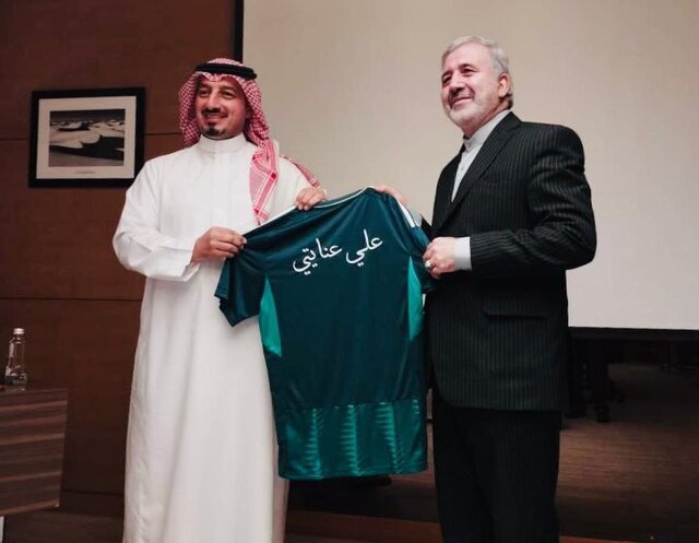 هدیه رئیس فدراسیون فوتبال عربستان به سفیر ایران