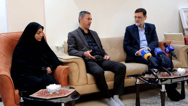 دیدار رئیس بنیاد شهید و امور ایثارگران با خانواده شهید آرمان علیوردی دیدار رئیس بنیاد شهید و امور ایثارگران با خانواده شهید آرمان علیوردی