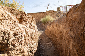 این مجموعه دستکند که به‌عنوان شهر زیرزمینی شناسایی‌شده، زیرمجموعه روستای دولت‌آباد است و هریک از این دستکندها به یکدیگر راه دارد و در قسمت فوقانی آن‌ها خانه‌های روستا قرار دارد که مردم در آن‌ها زندگی می‌کنند، یعنی مالک دارند.