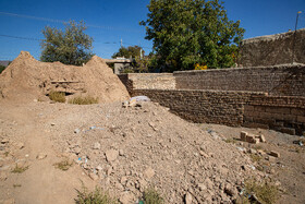 این مجموعه دستکند که به‌عنوان شهر زیرزمینی شناسایی‌شده، زیرمجموعه روستای دولت‌آباد است و هریک از این دستکندها به یکدیگر راه دارد و در قسمت فوقانی آن‌ها خانه‌های روستا قرار دارد که مردم در آن‌ها زندگی می‌کنند، یعنی مالک دارند.