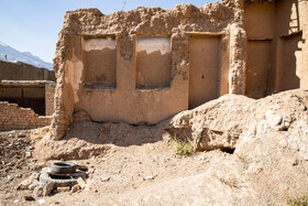 این مجموعه دستکند که به‌عنوان شهر زیرزمینی شناسایی‌شده، زیرمجموعه روستای دولت‌آباد است و هریک از این دستکندها به یکدیگر راه دارد و در قسمت فوقانی آن‌ها خانه‌های روستا قرار دارد که مردم در آن‌ها زندگی می‌کنند، یعنی مالک دارند.