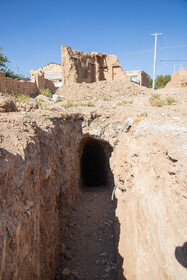 این مجموعه دستکند که به‌عنوان شهر زیرزمینی شناسایی‌شده، زیرمجموعه روستای دولت‌آباد است و هریک از این دستکندها به یکدیگر راه دارد و در قسمت فوقانی آن‌ها خانه‌های روستا قرار دارد که مردم در آن‌ها زندگی می‌کنند، یعنی مالک دارند.