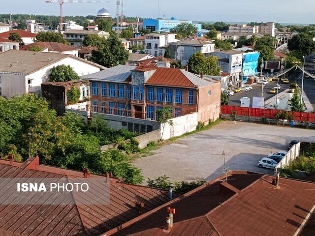 فانوس دریایی بندر انزلی در اسارت بلندمرتبه سازان