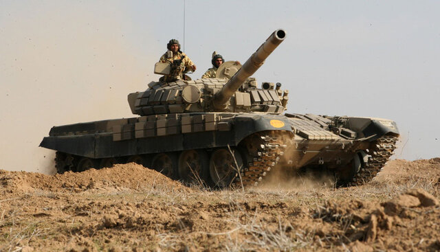 عکس آرشیوی است تانکها با پشتیبانی بالگردها و توپخانه حرکت خود را آغاز میکنند