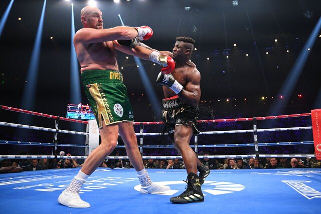 پیروزی سخت و بحثبرانگیز تایسون فیوری