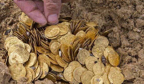 عکس آرشیوی دستگیری جستجو گران گنج در یکی از محلات مرکزی ورامین