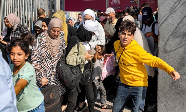 خروج اولین گروه از فلسطینیهای دو تابعیتی از غزه پس از میانجیگری قطر