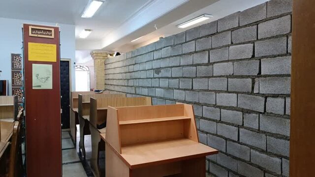روز روشن بین سالن یک کتابخانه عمومی دیوار کشیدند! روز روشن بین سالن یک کتابخانه عمومی دیوار کشیدند!
