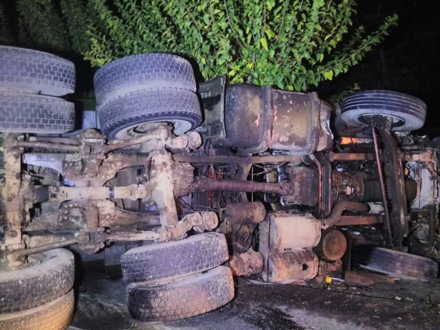 رانندگی خطرناک ۲ خودروی سواری، تریلر حمل زباله را واژگون کرد