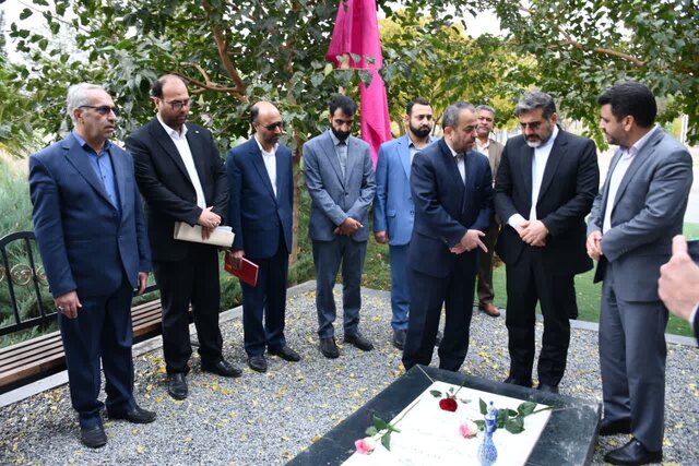 ادای احترام وزیر فرهنگ و ارشاد به مقام شهید گمنام ادای احترام وزیر فرهنگ و ارشاد به مقام شهید گمنام