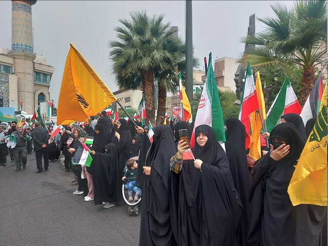 پرچم حزب‌الله لبنان و فلسطین در دستان راهپیمایان ۱۳ آبان