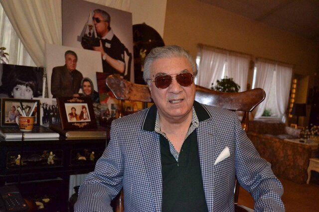 محمد گلریز به دستور چه کسی نام خانوادگیاش را تغییر داد؟