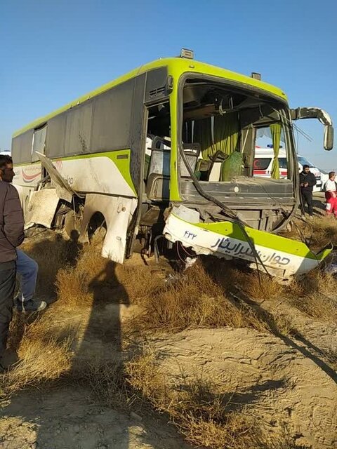 واژگونی اتوبوس در محور سیرجان - شیراز، ۱۳ مصدوم بر جا گذاشت