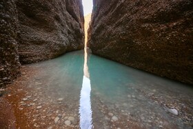 به دلیل عمیق بودنِ دره توبیرون، در فصلهای خشک و کم آب، دره مانند یک زهکش عمل کرده و آبِ سفرههای زیرزمینی در کف آن جمع میشود که این ویژگی سبب به وجود آمدن دو آبشار کوچک و زیبا در مسیر دره شده است.