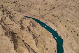 آنچه بیشتر از هرچیزی توجهها را در این دره به خود جلب میکند صخرهها و سنگها و آب خوشرنگ جاری در آن است.