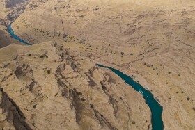 مردم دیار اندیمشک، به این منطقه چم سبز میگویند. «چم» در زبان لری به معنای کنار رودخانه هم به کار میرود. وجود کلمه «سبز» نیز گویا بهدلیل وجود گیاهان، سرسبزی و همچنین رنگ آب این منطقه است. این ناحیه به چم سوز هم معروف است.