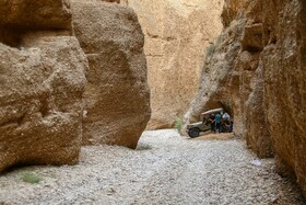 نزدیک بودن دیوارههایِ صخرهایِ دو سوی دره به یکدیگر و نیز بلندیِ آنها، باعث ایجاد سایه در اکثر قسمتها میشود.
