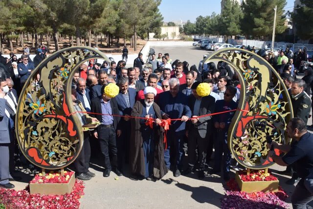 بزرگترین فرش سرگل آسیا در محلات گسترده شد بزرگترین فرش سرگل آسیا در محلات گسترده شد