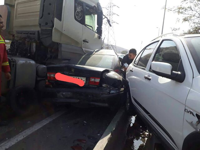 تصادف زنجیره‌ای تریلر حامل سنگ و ۱۲ خودروی دیگر در شرق تهران