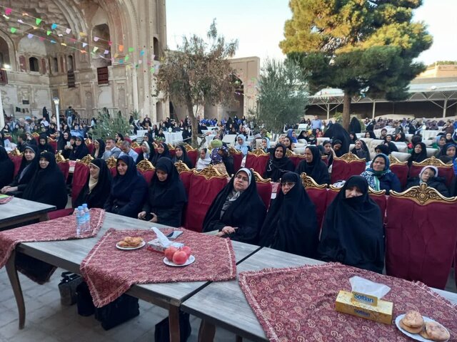 فرهنگ اصیل ایرانی در جشنواره‌هایی نظیر جشنواره ملی انار ساوه ترسیم می‌شود