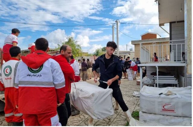 عکس آرشیوی است. توزیع اقلام زیستی میان سیلزدگان ۶ استان