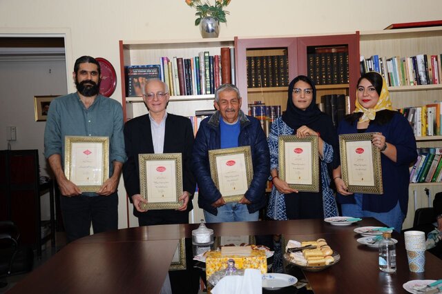 از راست: نیلوفر عبداللهی، زهرا صابری، نصرالله کسراییان، حسن بهشتیپور، آرش ایزدی جایزه «مهتاب میرزائی» اهدا شد