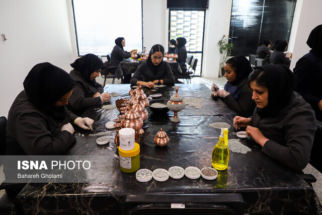 عکس تزئینی و آرشیوی است مدل جدید اعطای جایزه و نشان امینالضرب برای کارآفرینان