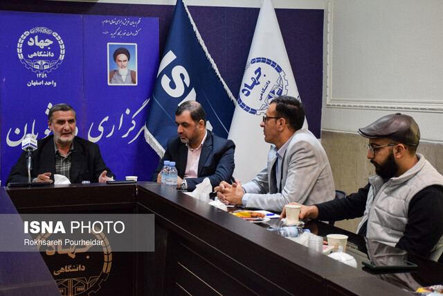 اتباعِ بیگانه فاقد مجوز اخراج میشوند / درباره حضور بانوان در ورزشگاهها عوامفریبی نکنیم